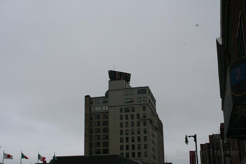 IMG_9629.JPG - Time and Temperature Building. The sign is a lie. It was colder than that.