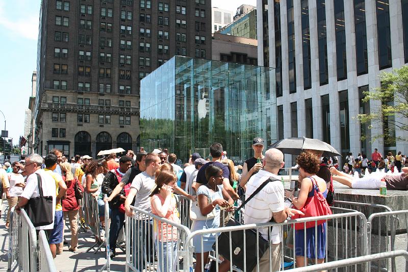 IMG_0026.JPG - The line outside the Apple store for the newest I Phone.